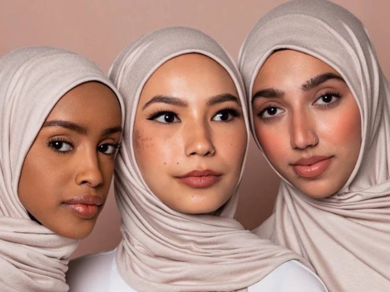 Pilihan Warna Baju Terbaik Untuk Kulit Gelap