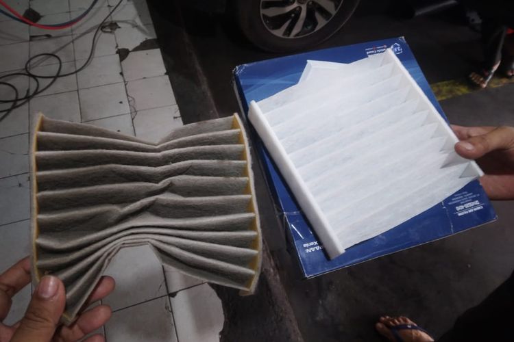 Membersihkan Filter AC