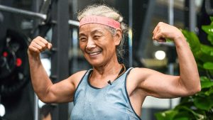 Latihan Lengkung Leher Nenek-Nenek Tiongkok Bikin Heboh