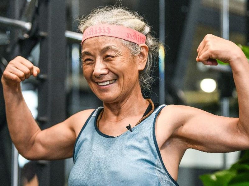 Latihan Lengkung Leher Nenek-Nenek Tiongkok Bikin Heboh