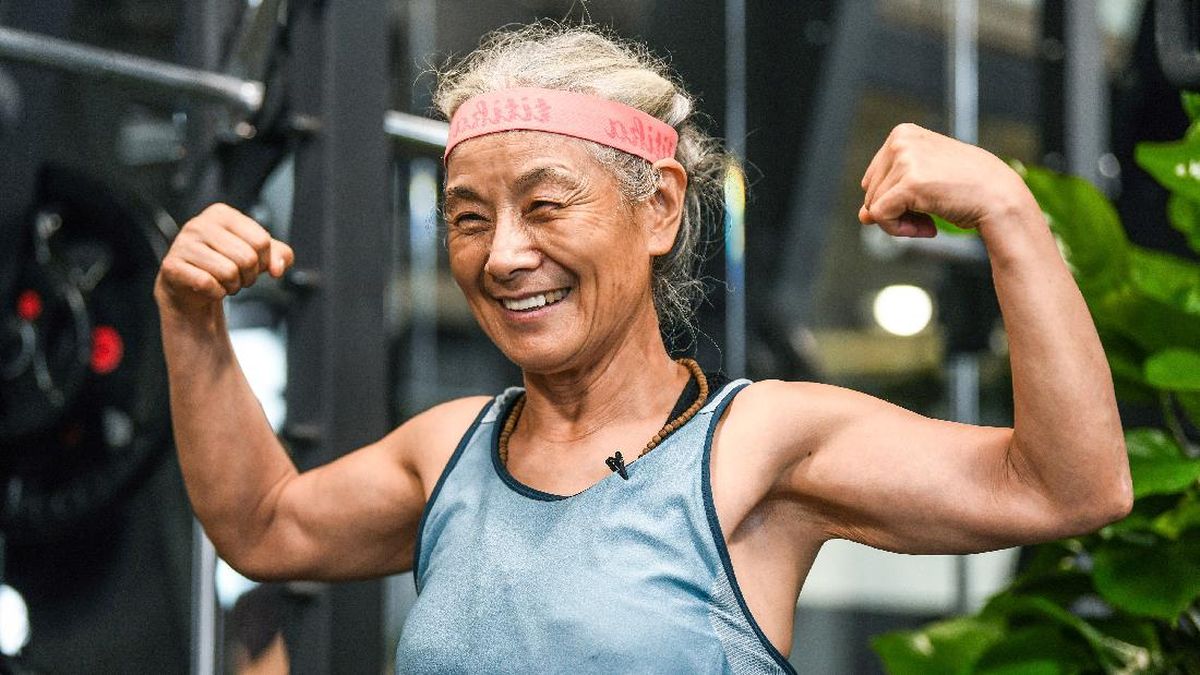 Latihan Lengkung Leher Nenek-Nenek Tiongkok Bikin Heboh