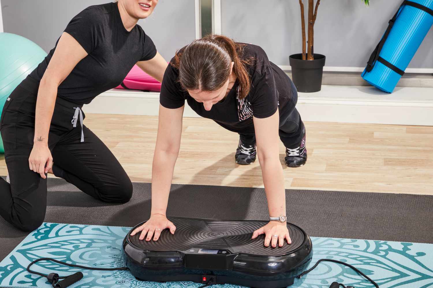 Vibration Plate: Inovasi Fitness Viral Di Kalangan Fitfluencer