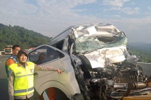 Sopir Ngantuk, Rombongan Guru Tabrak Truk di Tol Ungaran