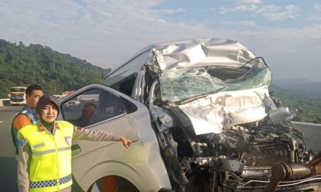 Sopir Ngantuk, Rombongan Guru Tabrak Truk di Tol Ungaran