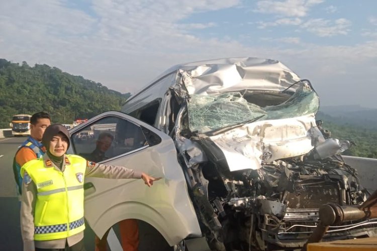Sopir Ngantuk, Rombongan Guru Tabrak Truk di Tol Ungaran
