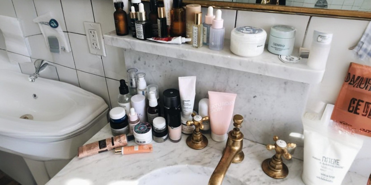 Awas Rusak! 9 Skincare Ini Jangan Taruh Di Kamar Mandi