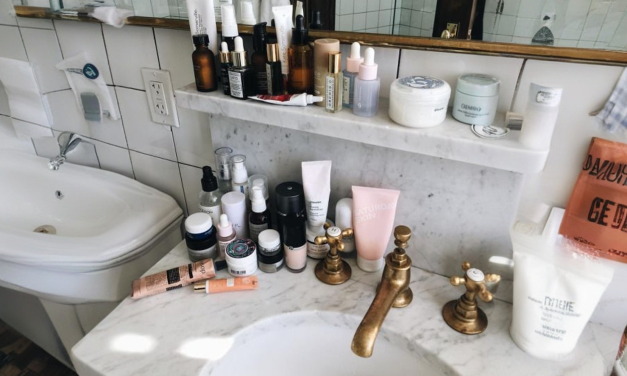 Awas Rusak! 9 Skincare Ini Jangan Taruh Di Kamar Mandi