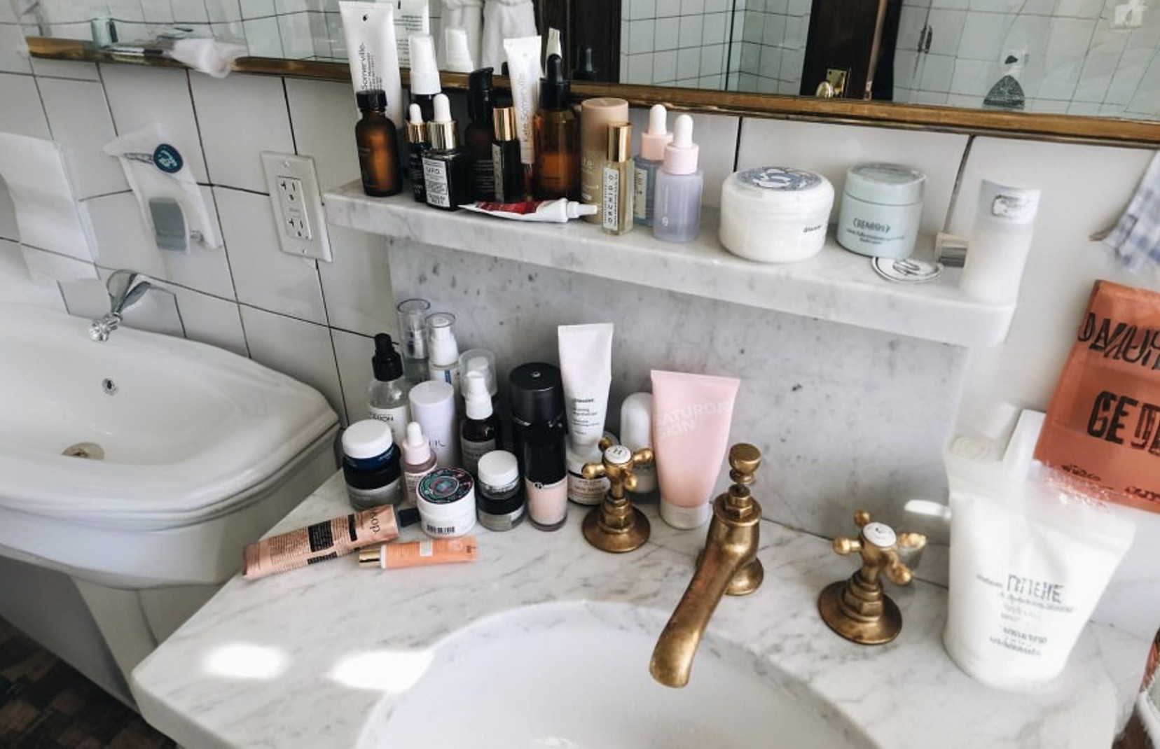 Awas Rusak! 9 Skincare Ini Jangan Taruh Di Kamar Mandi