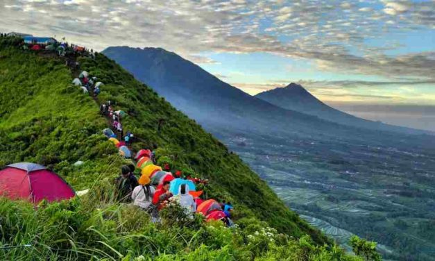 Rekomendasi Gunung Paling Ramah Buat Pendaki Pemula
