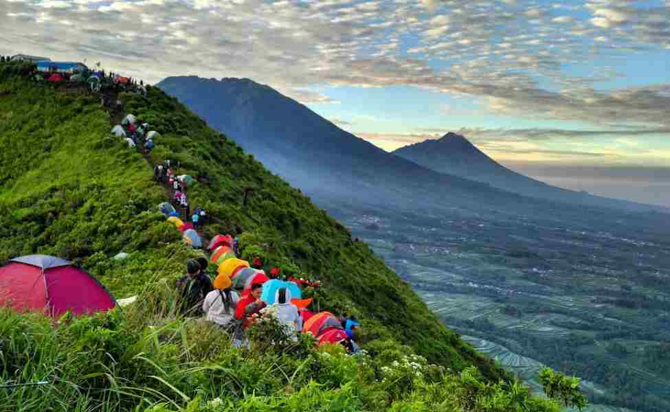 Rekomendasi Gunung Paling Ramah Buat Pendaki Pemula
